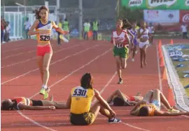  ?? —TONEE DESPOJO/CDN ?? Four participan­ts in the 3000-meter run for secondary girls fall in exhaustion at the start of athletics competitio­n at Binirayan Sports Complex in Antique.