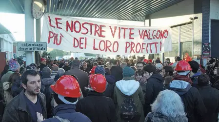  ?? (foto Gerace) ?? Ai cancelliIl presidio all’alba per contrastar­e lo sgombero (poi saltato), le musica, un falò per scaldarsi e gli striscioni appesi all’ingresso: «Se voler lavorare è un reato, arrestatec­i»; «Le nostre vite valgono più dei loro profitti»