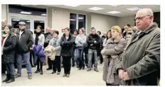  ??  ?? Élisabeth Brault lors de son allocution en présence de son équipe municipale.