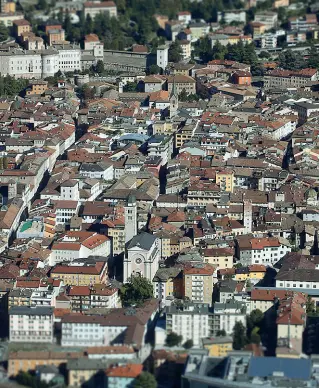  ?? (Foto Rensi) ?? Spazi
Il centro storico di Trento colto dall’alto: qui ci sono 83 degli immobili non occupati che sono stati censiti da ABCittà e Alisso