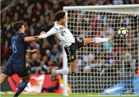  ?? Foto: dpa ?? Sosehr sich Leroy Sané und die deutsche Nationalma­nnschaft auch streckten, gegen England wollte einfach kein Tor fallen.