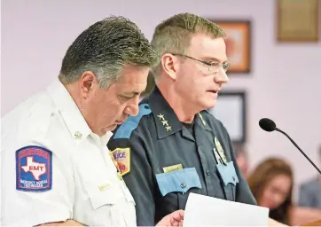  ??  ?? El jEfE de bomberos, Mario D’agostino y el subjefe de la Policía, Patrick Maloney