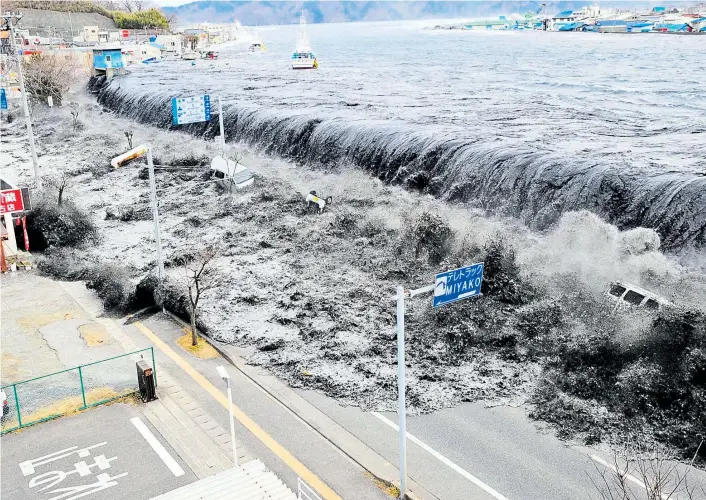  ??  ?? Am 11. März 2011 wurde dieses Bild gemacht. Es zeigt das Auftreten der Flutwelle an der Miyako-Küste in Japan. Am Ende waren 16.000 Todesopfer zu beklagen.