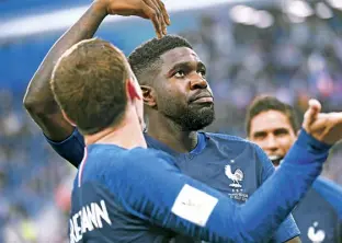  ??  ?? Samuel Umtiti celebra junto a sus compañeros.