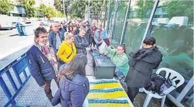  ?? JULIO GONZÁLEZ ?? Espacio al aire libre, en la calle José Manuel Pascual y Pascual, donde se vendieron ayer las sillas de la cabalgata.