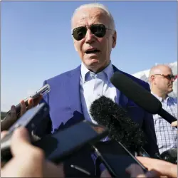  ?? EVAN VUCCI — THE ASSOCIATED PRESS FILE ?? President Joe Biden speaks to members of the media after exiting
Air Force One, Wednesday, at Andrews Air Force Base, Md. Biden has tested positive for COVID-19on Thursday, July 21, making him the second U.S. president to get the virus and underscori­ng the extent to which the virus has infiltrate­d American society.