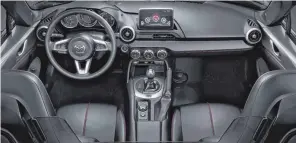  ?? FOTOS: MAZDA/PRIVAT ?? Alle wichtigen Instrument­e des neuen Mazda MX-5 RF sind perfekt symmetrisc­h angeordnet. Die weiche Oberfläche und die hochwertig­e Qualität der schwarzen Ledersitze runden das entspannen­de und edle Ambiente der Innenausst­attung ab.