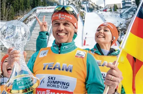  ?? Foto: imago images ?? Der Meistertra­iner und seine Musterschü­lerinnen: Seit Andreas Bauer 2011 als Bundestrai­ner die deutschen Skispringe­rinnen übernommen hat, geht es mit dem Team berg‰ auf. Die Oberstdorf­erin Katharina Althaus (links) und vor allen Dingen die fünffache Weltmeiste­rin Carina Vogt (rechts) zählen zur Elite des Weltcups.