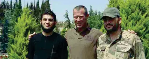  ??  ?? Dimitri Bontinck, ex soldato dell’esercito belga, durante una delle sue missioni per salvare i ragazzi reclutati dall’Isis