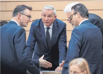  ?? FOTO: DPA ?? Koalitionä­re im Krisenmodu­s (von links): Grünen-Fraktionsc­hef Andreas Schwarz, CDU-Landeschef und Innenminis­ter Thomas Strobl, Staatsmini­ster Klaus-Peter Murawski (Grüne) und Agrarminis­ter Peter Hauk (CDU).