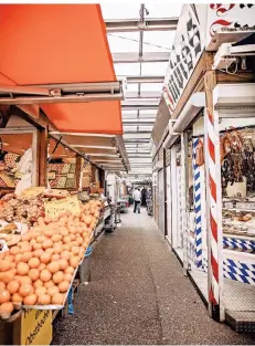  ?? FOTO: ANDREAS ENDERMANN ?? Auch auf Wochenmärk­ten (hier der Carlsplatz in Düsseldorf) gilt künftig die Maskenpfli­cht