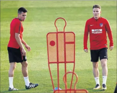  ??  ?? DISCUTIDOS. Gaitán y Gameiro se ejercitan en un entrenamie­nto del Atlético.