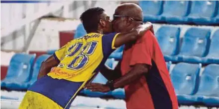  ?? PIC COURTESY OF PAHANG FA.COM ?? Pahang’s M. Kogileswar­an Raj (left) celebrates his goal with a kiss from his father figure James Palani during the Super League match against Sarawak yesterday.