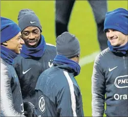  ?? FOTO: AP ?? Dembélé sonríe entre Mbappé y Griezmann en el entrenamie­nto de ayer