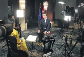 ??  ?? Sebastian Kurz sitzt beim Interview mit Phoenix von Kameras und Scheinwerf­ern umringt. Kritische Fragen hatten keinen Raum.