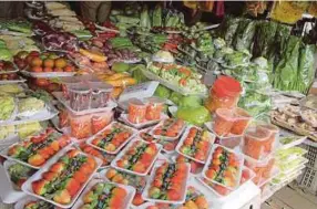  ??  ?? Strawberri­es and vegetables on sale at Kundasang Market.