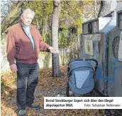  ?? Foto: Sebastian Heilemann ?? Bernd Stockburge­r ärgert sich über den illegal abgelagert­en Müll.