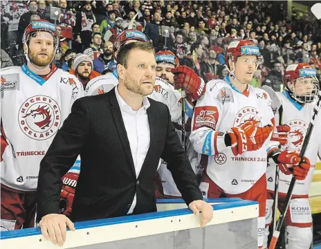  ?? Foto: Profimedia ?? Nebojácný kouč Václava Varaďu čeká premiérové finále v roli trenéra. Jeho Třinec čeká brněnská Kometa. „Těžký soupeř,“říká.