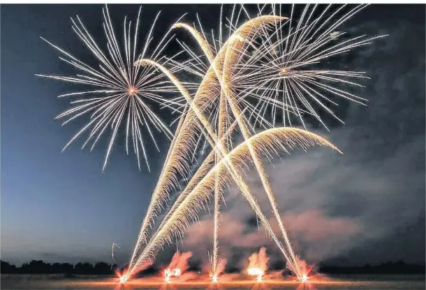  ?? FOTOS: PYRO-BROTHERS ?? Die Pyro-Brothers haben auch ein großes Feuerwerk bei der Landjugend in Veen abgeschoss­en.