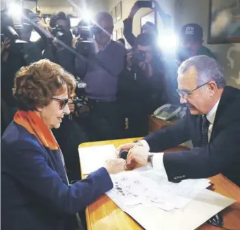  ??  ?? ► Angela Jeria, al firmar ayer por la candidatur­a presidenci­al de Guillier.