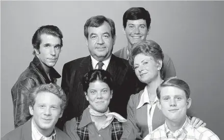  ?? ABC PHOTO ARCHIVES ?? Actors (clockwise from top left) Henry Winkler, Tom Bosley, Anson Williams, Marion Ross, Ron Howard, Erin Moran and Donny Most in a photo taken in 1975 during the third season of “Happy Days.” The show ran until the summer of 1984.