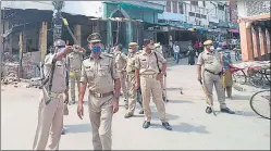  ?? DEEPAK GUPTA/HT PHOTO ?? Policemen on guard in the Old City on the eve of Eid-ul-Fitr, that will be celebrated on Friday.