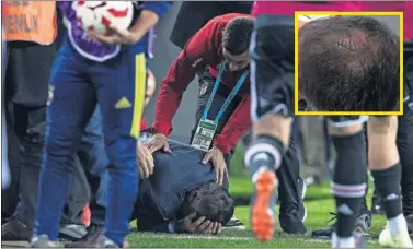  ??  ?? El técnico del Besiktas, Senol Gunes, recibe auxilio tras ser agredido ante el Fenerbahçe.