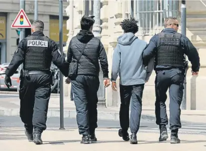  ?? PASCAL GUYOT / AFP ?? La policía detiene a dos adolescent­es en Béziers el pasado martes