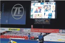  ?? FOTO: GÜNTER KRAM ?? Bildliche Unterstütz­ung für die Volleyball­er des VfB Friedrichs­hafen gab es am Sonntag im Play-off-Halbfinale.