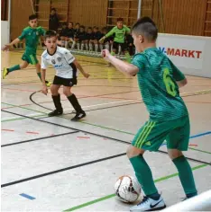  ??  ?? Der TSV Schwabmünc­hen (weiß) war das einzige Team, dass es aus der Region in die Endrunde schaffte. Dort gab es gegen Breslau (grün) eine deutliche Niederlage.