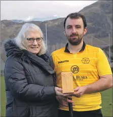  ?? Photograph: Iain Ferguson, alba photos ?? Player of the match, Fort William’s Astie Cameron, is presented with his trophy by Sheila Ferguson.