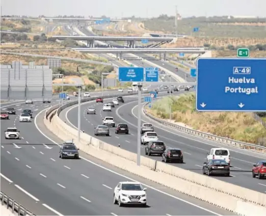  ??  ?? La Autovía del V Centenario, que une Sevilla y Huelva y conecta con la frontera portuguesa, es una de grandes vías