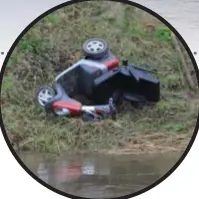  ?? FOTO THEO DERKINDERE­N ?? De bejaarde tuimelde met zijn scootmobie­l van het jaagpad naar beneden. Zijn voertuigje bleef in het gras steken. Hijzelf is spoorloos.