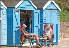  ?? ?? Hut weather...couple in Bournemout­h where cyclist laps up sun, inset