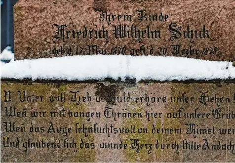  ?? Fotos: Irmgard Lorenz ?? Wer aufmerksam über den Ichenhause­r Friedhof geht, kann so manchen steinernen Schatz entdecken – wie diese Inschrift am Sockel eines Grabes. Oft finden sich künstleris­ch gestaltete Details wie Halbrelief­s oder auch Laternen im schönsten Jugendstil. Es...