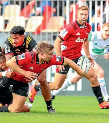  ?? PHOTOSPORT ?? Jack Goodhue gets a backhand pass away for Braydon Ennor’s try against the Chiefs.