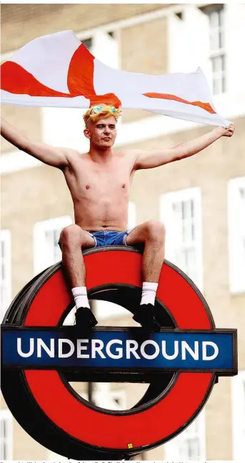  ??  ?? Der nackte Wahnsinn: In London feiern die Fußball-Fans alles andere als im Untergrund