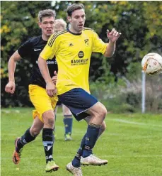  ??  ?? Die Fußballer des SC Heroldstat­t (gelbes Trikot) empfangen am Sonntag den TSV Albeck. Zudem lädt der SCH vor, während und nach den Spielen zu seinem traditione­llen Schlachtfe­st ins Sportheim ein.