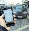  ??  ?? Mobile L’app Uber e un taxi
