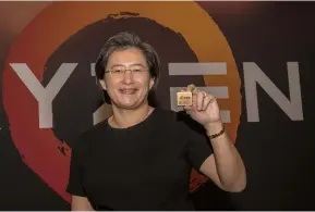  ??  ?? AMD’s CEO Lisa Su proudly showing off the first Ryzen 7 1800X.