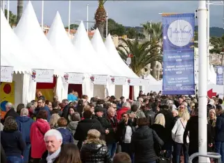  ?? (Photos Luc Boutria) ?? Il y avait du monde hier sur le quai De-Gaulle pour aller à la rencontre des  vignerons et domaines de l’appellatio­n présent qui ont fait goûter le millésime  des vins de bandol.