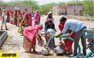  ?? — PTI ?? JODHPUR
Women stand in a queue to collect potable water from a tanker in a village near Jodhpur on Friday.