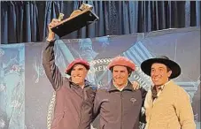  ?? ?? GANADORES DE LA GRAN CAMPEONA. Martín y Tomás Gurméndez, junto con Luis Pedro Sapelli Stirling.