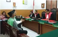  ?? LUGAS WICAKSONO/JAWAPOS ?? KASASI: Ima^ dan 7bgX^ saat menjalani sidang di PN Surabaya.