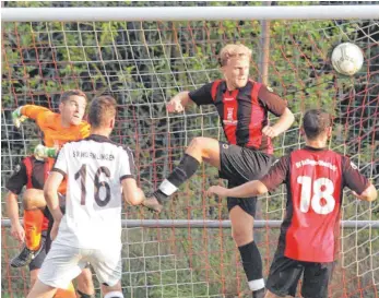  ?? FOTO: HKB ?? Der SV Seitingen-Oberflacht (rot), hier beim 3:1-Erfolg gegen den SV Wurmlingen, will am Sonntag gegen den SV Renquishau­sen den Überblick behalten und weiter punkten.