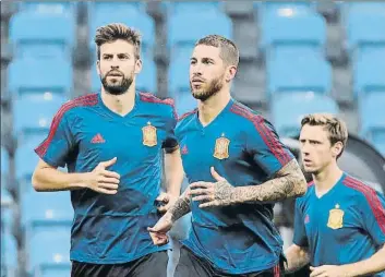  ?? FOTO: JA SIRVENT ?? Sergio Ramos y Gerard Piqué La crisis de esta semana ha reforzado la unidad del grupo