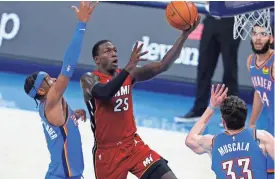  ?? ALONZO ADAMS/USA TODAY SPORTS ?? Heat guard Kendrick Nunn (25) goes to the basket in front of the Thunder’s
Shai Gilgeous-alexander (2) as Mike Muscala (33) and Kenrich Williams (34) look on during the second half on Monday.