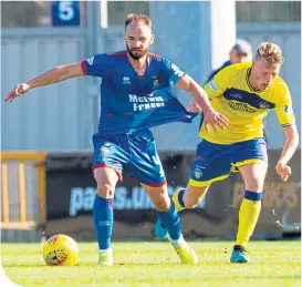  ??  ?? ICT’s Sean Walsh
is the victim of blatant shirt-pulling by Calvin Orsi