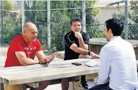  ??  ?? Toulon talks: Richard Cockerill (left) and Mike Ford (centre) chat to the Telegraph’s Daniel Schofield