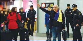  ??  ?? MADRID: The mayor of Caracas, Antonio Ledezma (2nd right) waves upon his arrival to the Barajas Airport yesterday in Madrid. —AFP